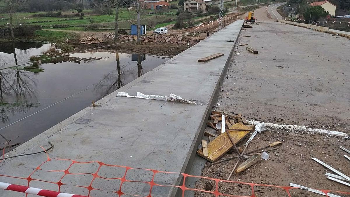 Estado del puente de Domez, cuyas obras se reanudarán el 11 de enero. | Ch. S.