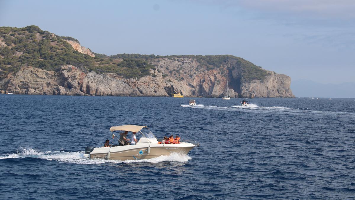 Embarcacions al voltant de les Illes Medes.