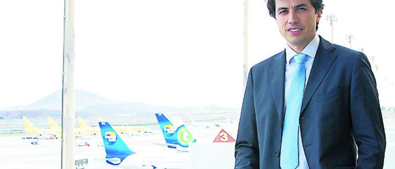 Alberto Martín Rodríguez en el aeropuerto de Gando, en Gran Canaria.