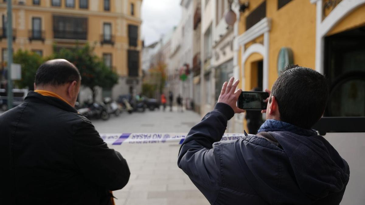 Viandantes tras la cinta policial de la calle Obispo mientras actuaban los Tedax.