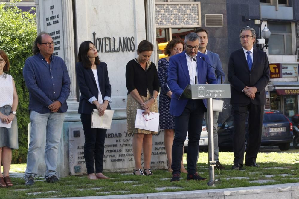 Ofrenda floral a Jovellanos en Gijón