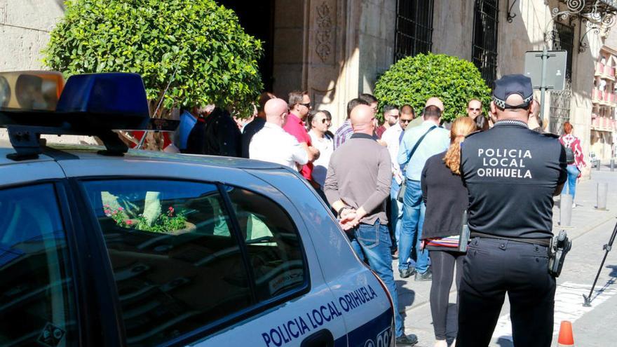 Una concentración a las puertas del Ayuntamiento de Orihuela, en una imagen de archivo