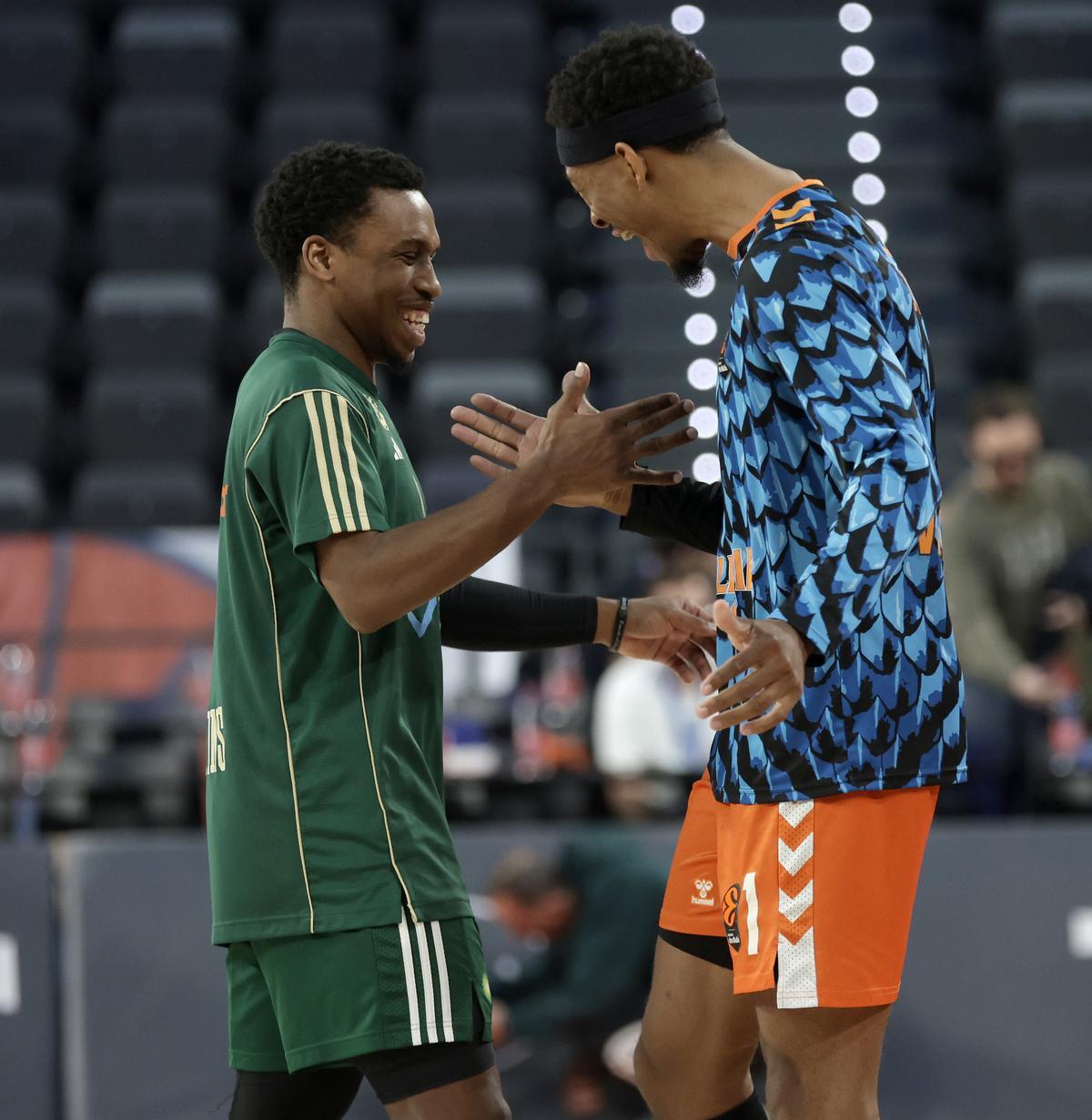 TJ Shorts saluda a Kameron Taylor, amigos desde que coincidieron en el Hamburg Towers en la temporada 2020-21.