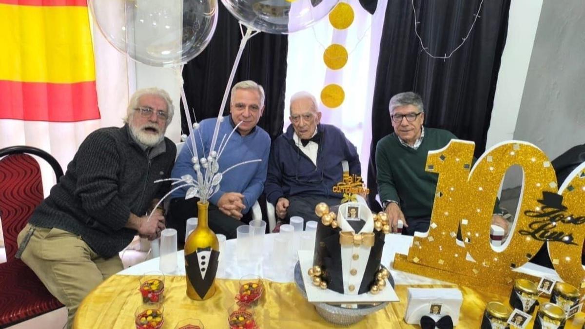 José Luis Fernández Rozas con sus tres hijos en la celebración.