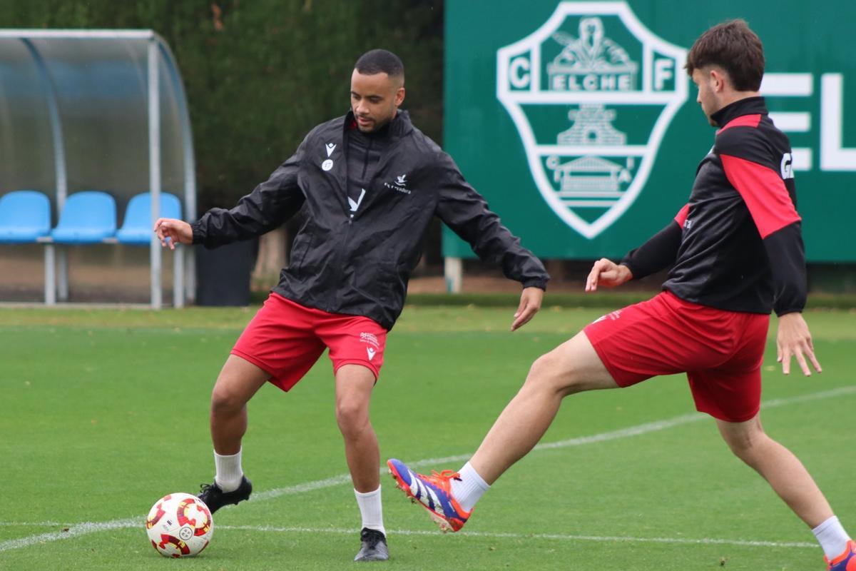 El ecuatoguineano Pablo Ganet, ayer, entrenando en el campo municipal Díez Iborra de Elche.