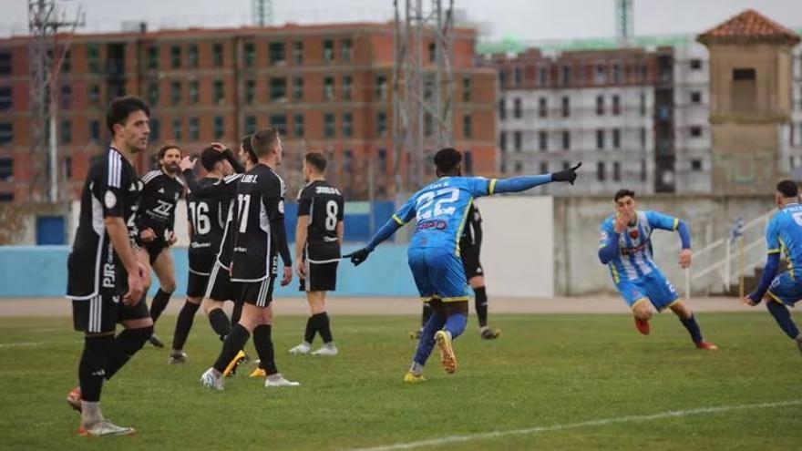 El colista tumba al Langreo: derrota de los azulgranas ante el Arandina (2-0)