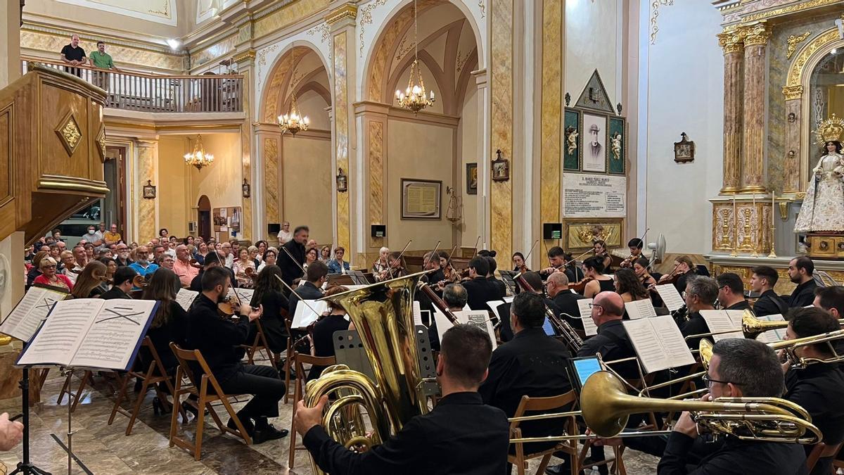 La Orquesta Sinfónica del Teatro Castelar en un concierto celebrado en la iglesia de Salinas en octubre de 2022.