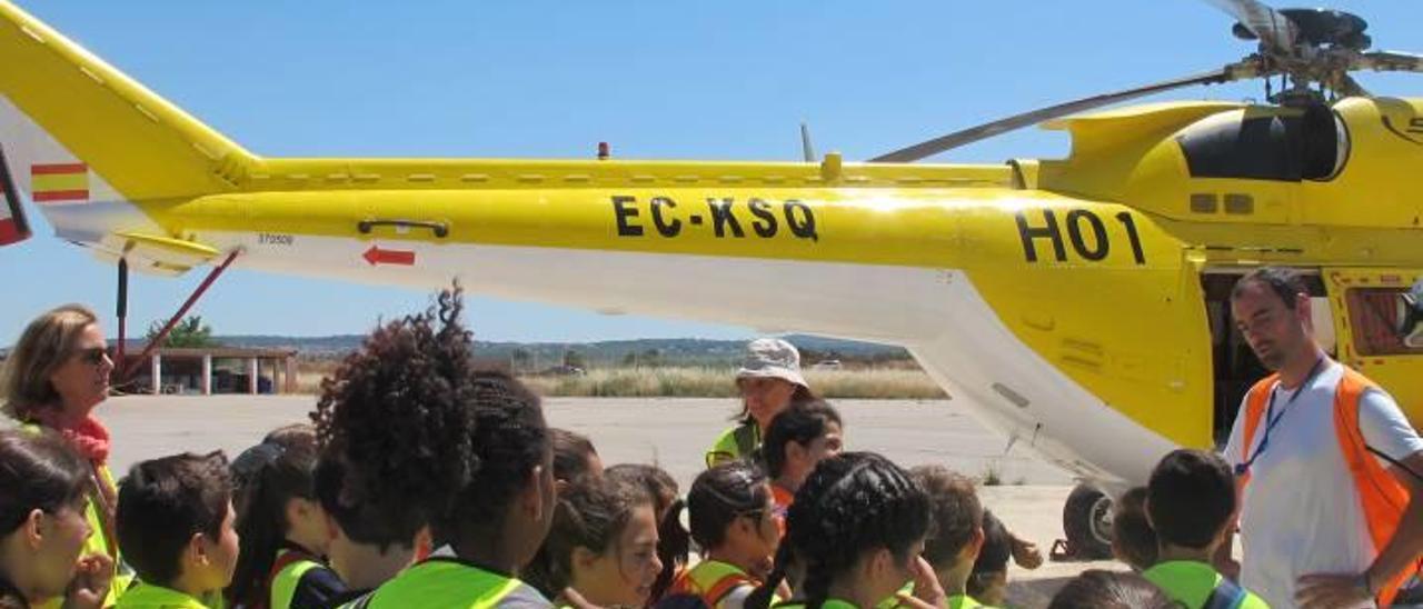 Els escolars varen poder conèixer el funcionament dels mitjans aeris i terrestres contra els incendis forestals.