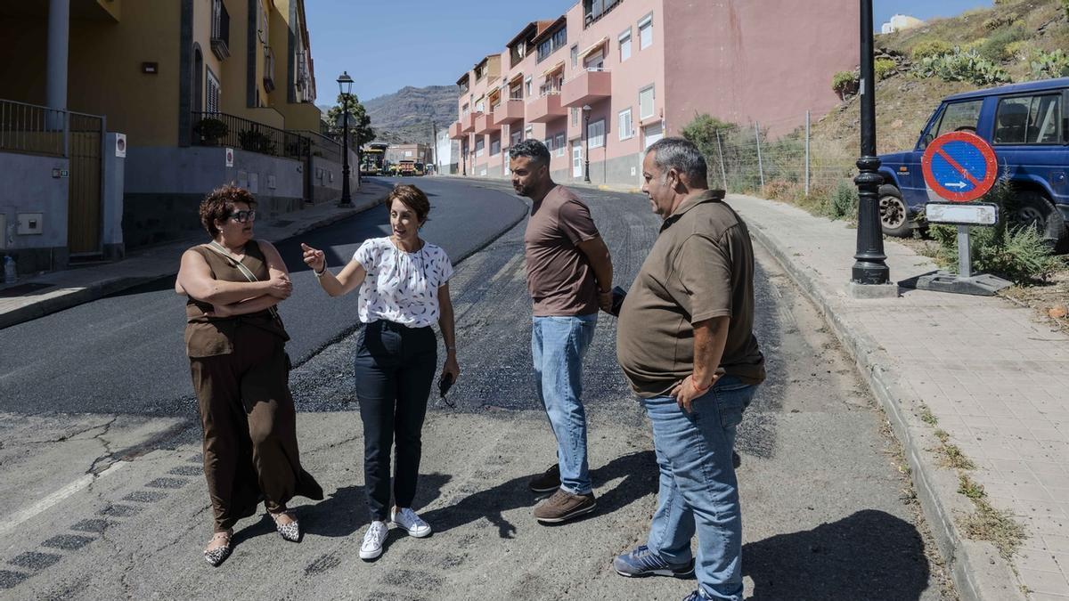 La alcaldesa de Mogán, Onalia Bueno, junto a los concejales Yaiza de la Soledad Llovell, Josué Hernández Delgado y Víctor Gutiérrez Navarro durante su visita a las obras de asfaltado.