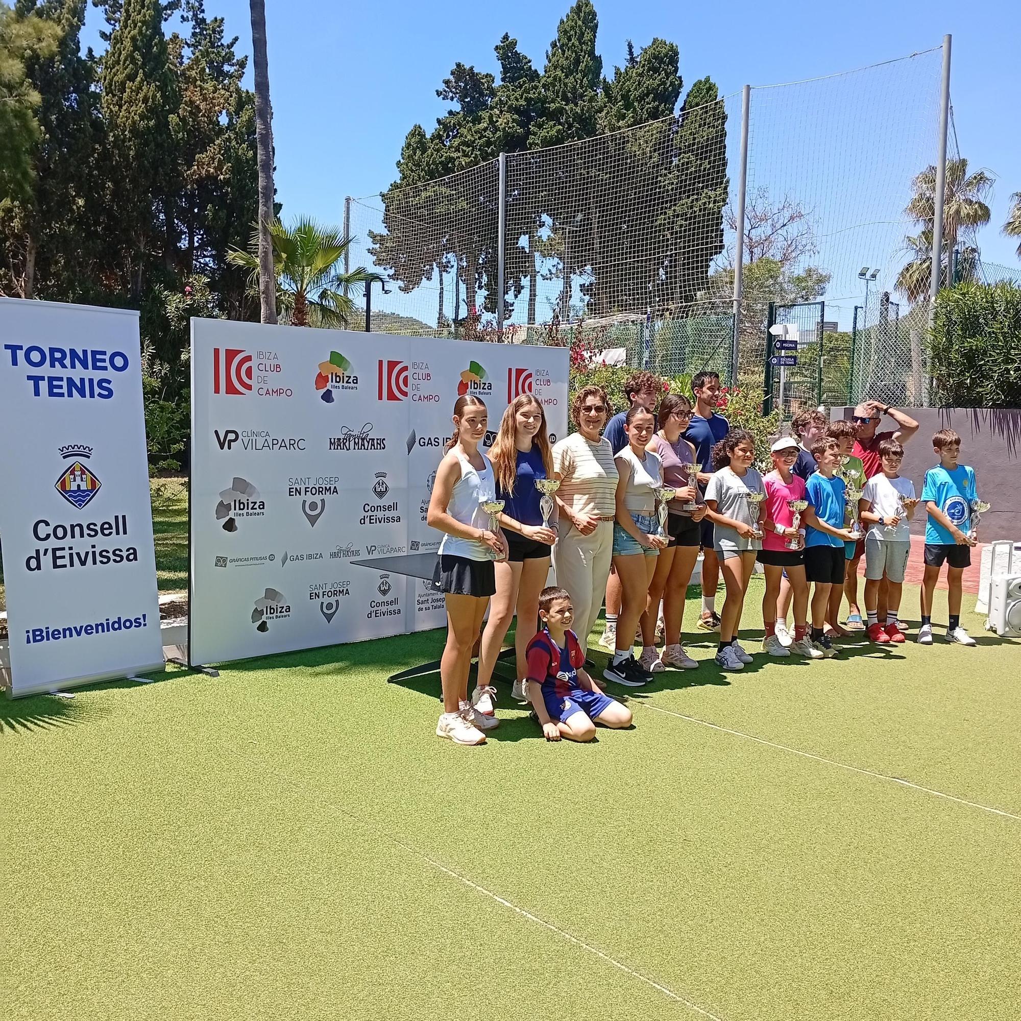 La jornada reunió a jóvenes talentos del tenis local.