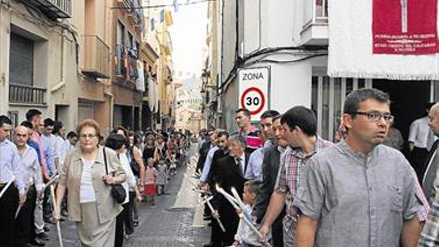 L’Alcora demuestra su fervor por el Cristo del Calvario en una multitudinaria procesión