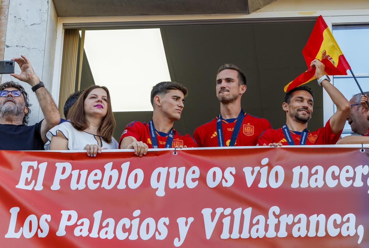 Fabián Ruiz, Gavi y Jesús Navas, en el homenaje en Los Palacios y Villafranca tras la conquista con España de la Nations League 2023