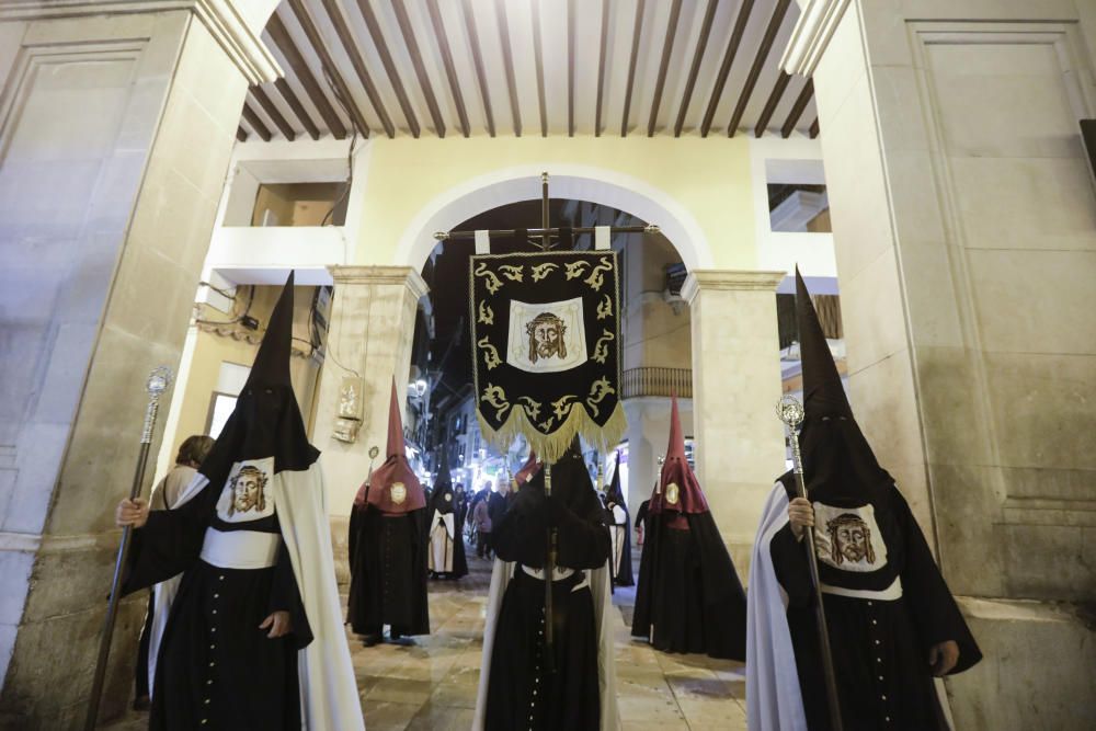 Una concurrida procesión de los Estandartes abre la Semana Santa en Palma