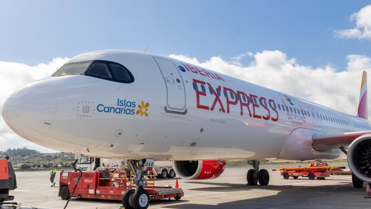 Avión de Iberia Express en el aeropuerto en Canarias