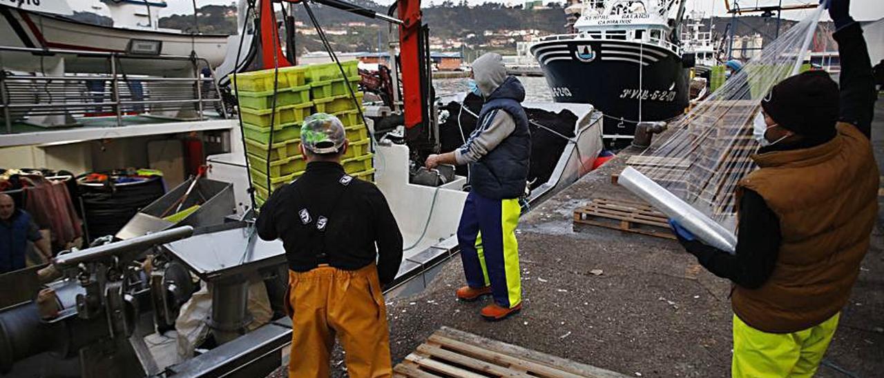 Pescadores en una embarcación atracada en el Muelle de Rendiello, donde se descargan las capturas que se subastan en Lonja Gijón. | Ángel González