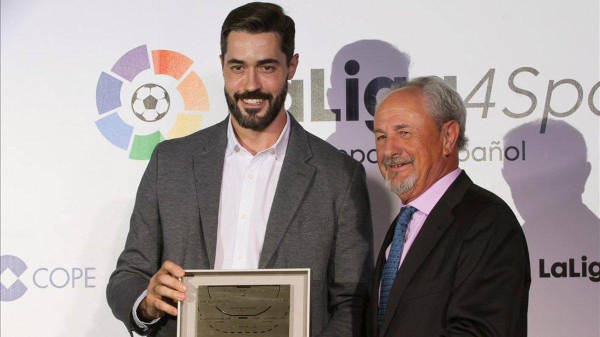 Adolfo Aragonés entrega un galardón a Raúl Entrerríos