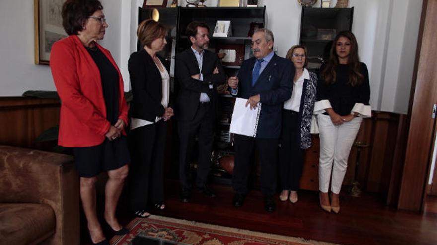 Representantes de la Universidad de La Laguna y el Cabildo de Tenerife momentos previos a la presentación del congreso.