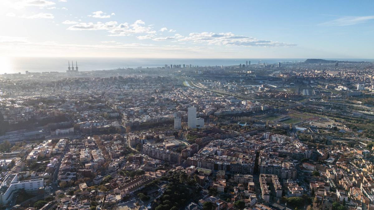 Vista aérea del área metropolitana de Barcelona desde Santa Coloma de Gramenet.