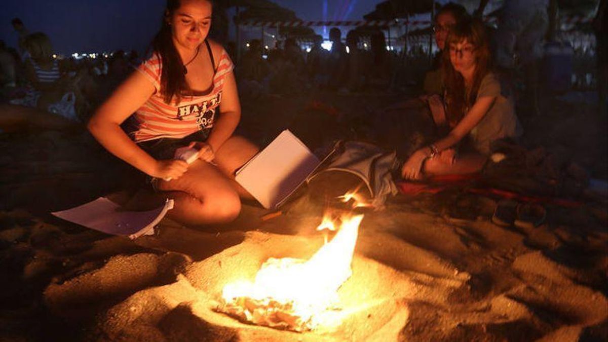 Una hoguera encendida en la noche más mágica del año.