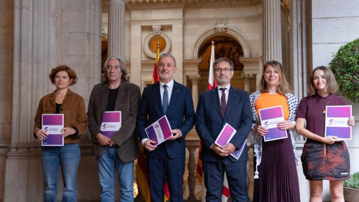 Representants polítics del PSC, BComú i ERC es fotografien després que la ciutat de Barcelona shagi adherit al Pacte nacional per la Llengua