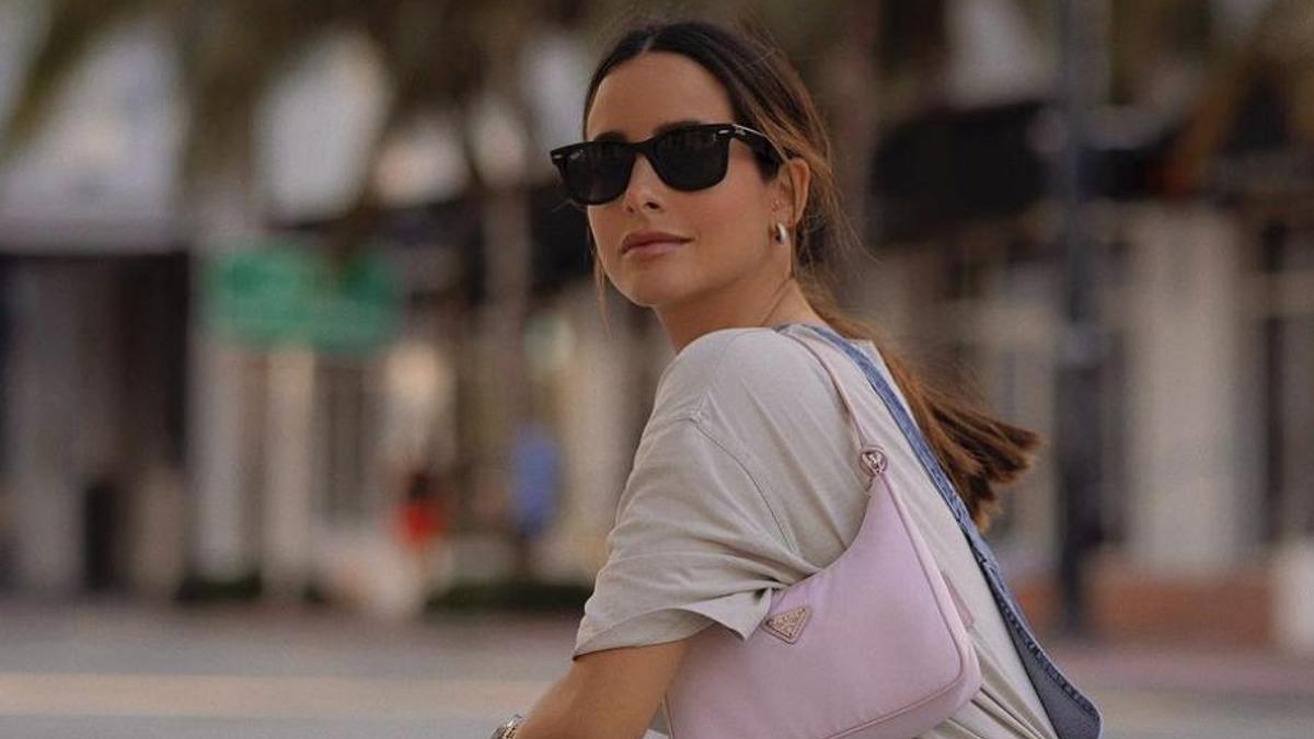 El look de María Fernández Rubíes que te convencerá para sumar un peto vaquero a tu armario (aunque no estés embarazada)