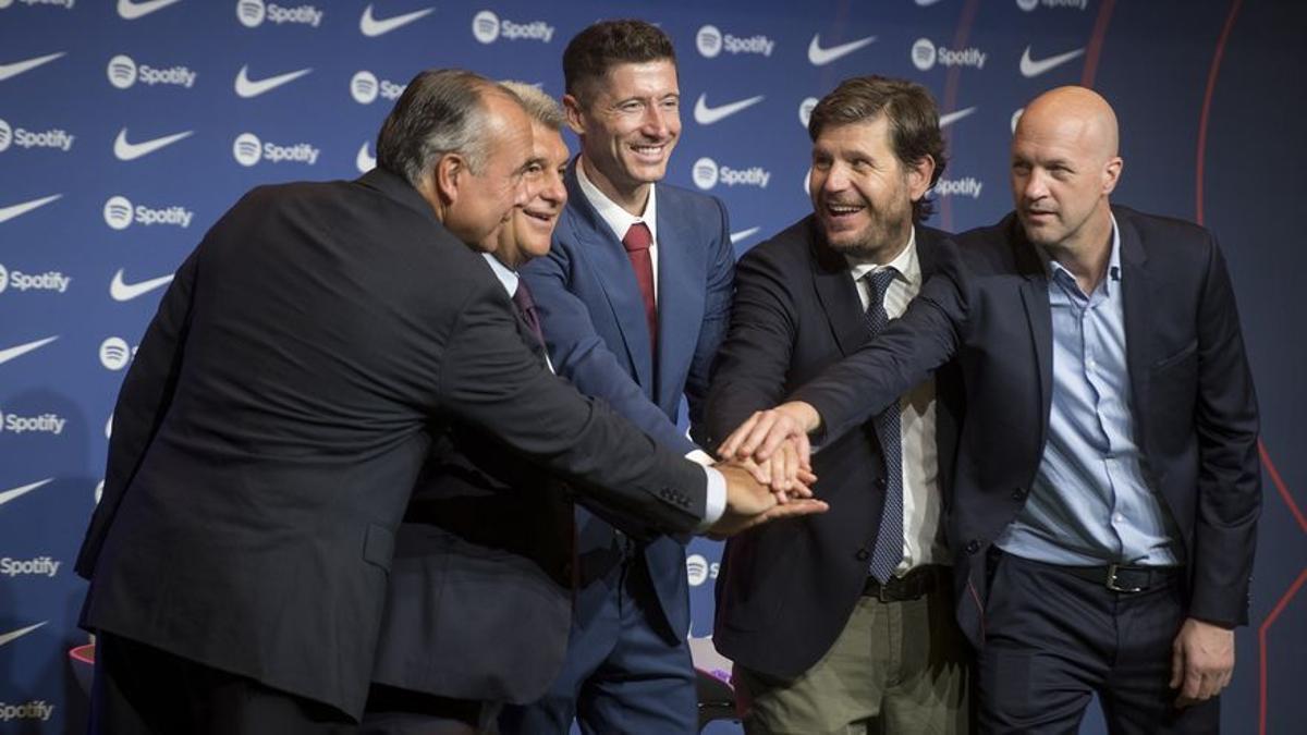 Los directivos Rafa Yuste y Joan Laporta y los ejecutivos Mateo Alemany y Jordi Cruyff a los lados de Lewandowski durante la presentación del delantero.