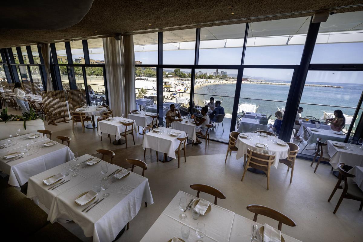 Comensales en el restaurante Tribut, en el Balcó Gastronòmic de Barcelona.
