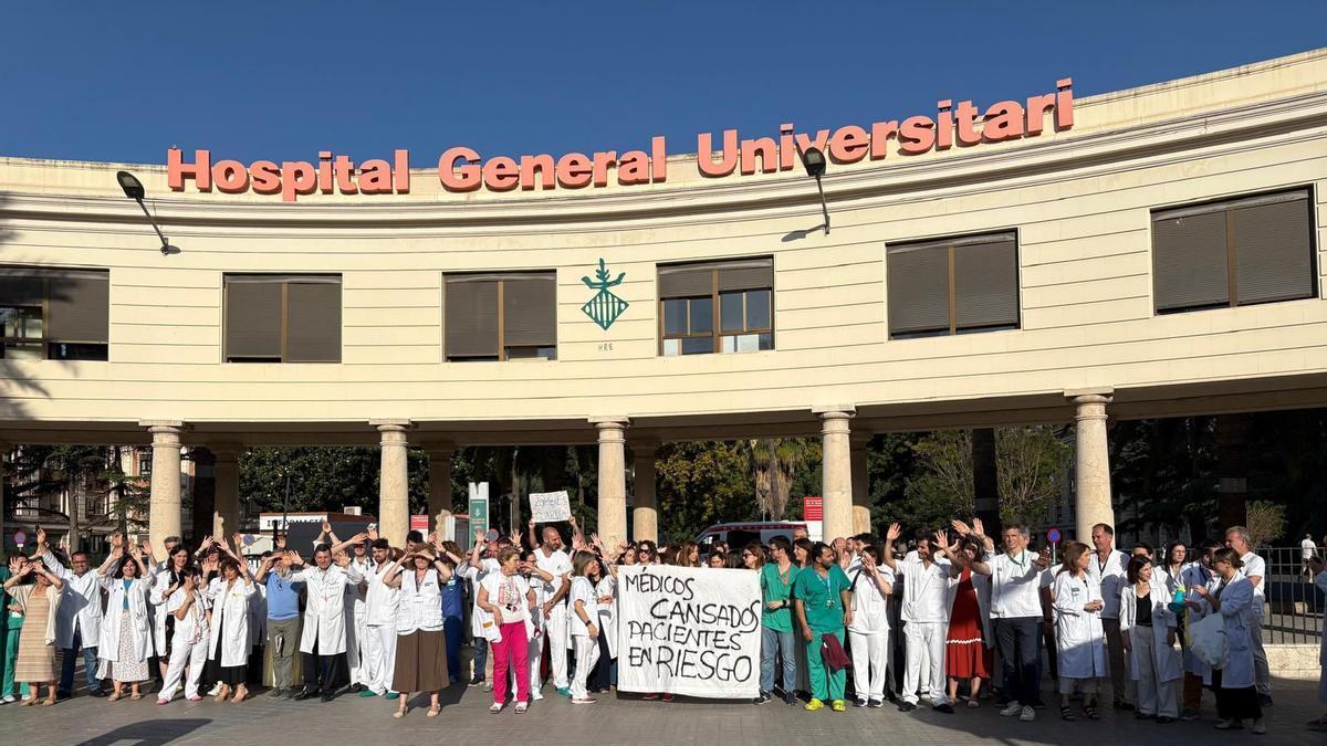 Los médicos de Alicante llevarán sus reivindicaciones en autobús hasta los centros de salud y hospitales
