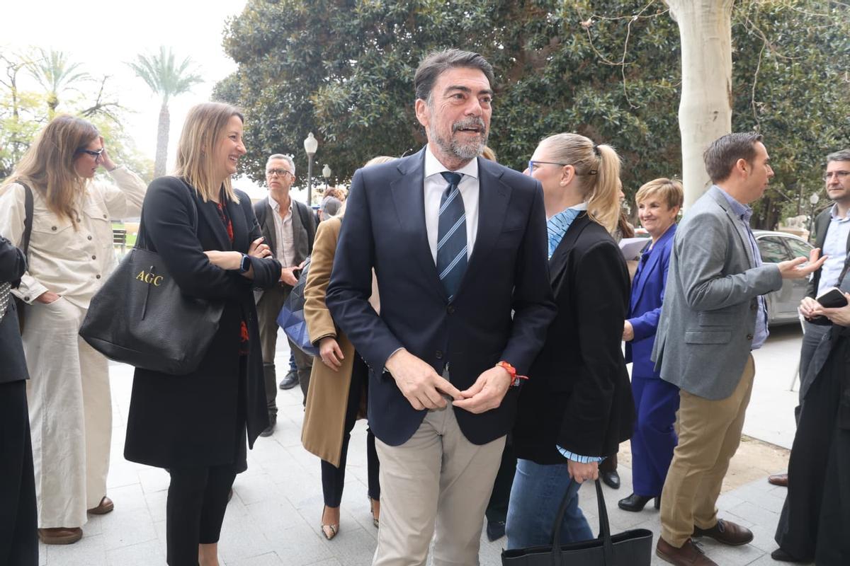 El alcalde, Luis Barcala, en uno de los dos actos públicos en los que ha participado este martes, sin atender a los medios.