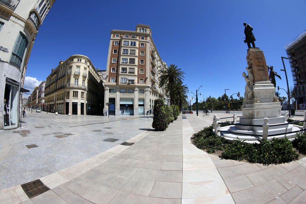 Tras varios días marcados por la lluvia, el sol vuelve a brillar en Málaga este viernes que, aún siendo Viernes de Dolores, sigue siendo un viernes en cuarentena. Pocas o ninguna persona por las siempre concurridas calle Larios, plaza de la Constitución o la renovada Alameda Principal. Tampoco nadie en la plaza de la Marina, cuando son ya prácticamente tres las semanas que llevamos de confinamiento obligatorio tras decretarse el estado de alarma por la pandemia de coronavirus.