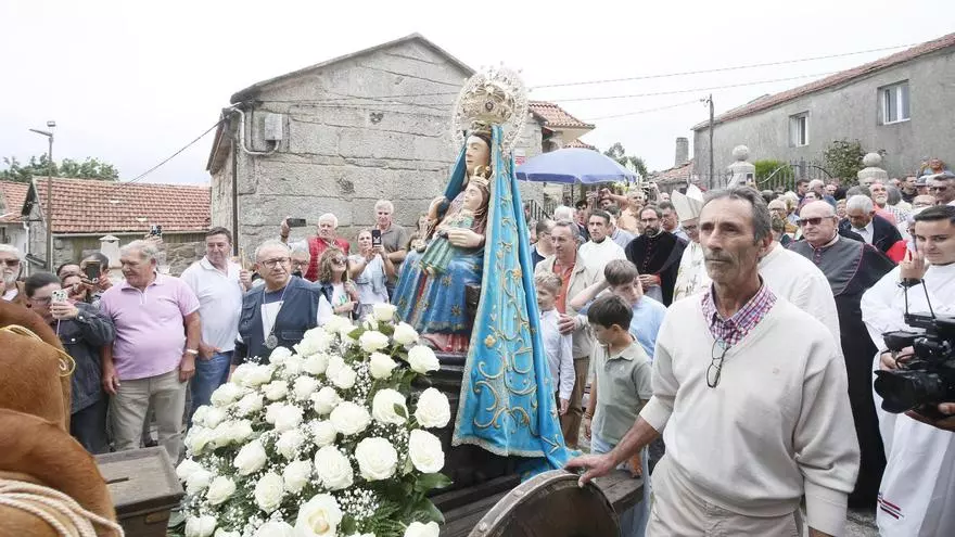 Miles de personas acuden a la romería de A Franqueira, en A Caniza