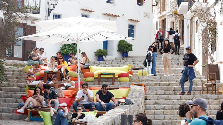Las plantillas turísticas de Baleares asumen que toca trabajar «a destajo» este verano