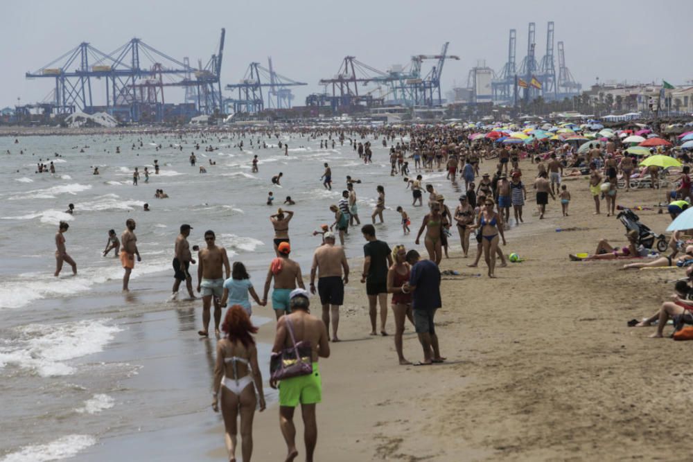 Las playas de València se llenan el primer fin de semana del verano