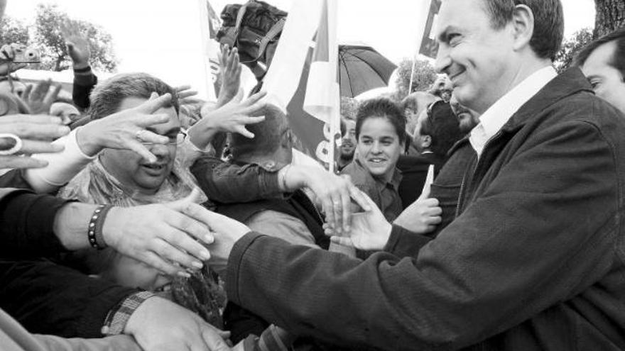 Zapatero saluda a los militantes socialistas a su llegada al acto organizado en Alange, en Badajoz.