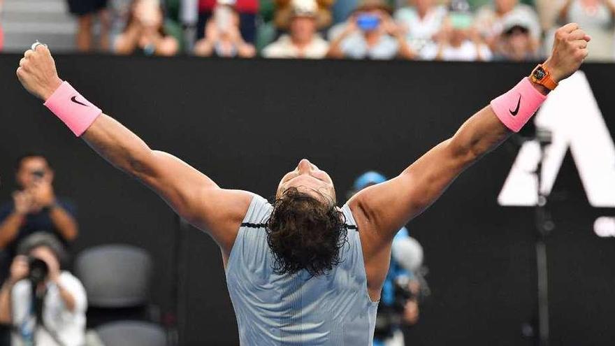 Rafa Nadal abre los brazos en señal de victoria por su clasificación para cuartos de final.