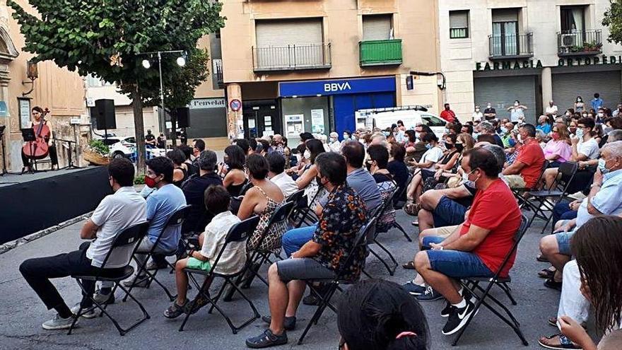 Capellades acomiada les víctimes de la pandèmia en un acte a la plaça Verdaguer