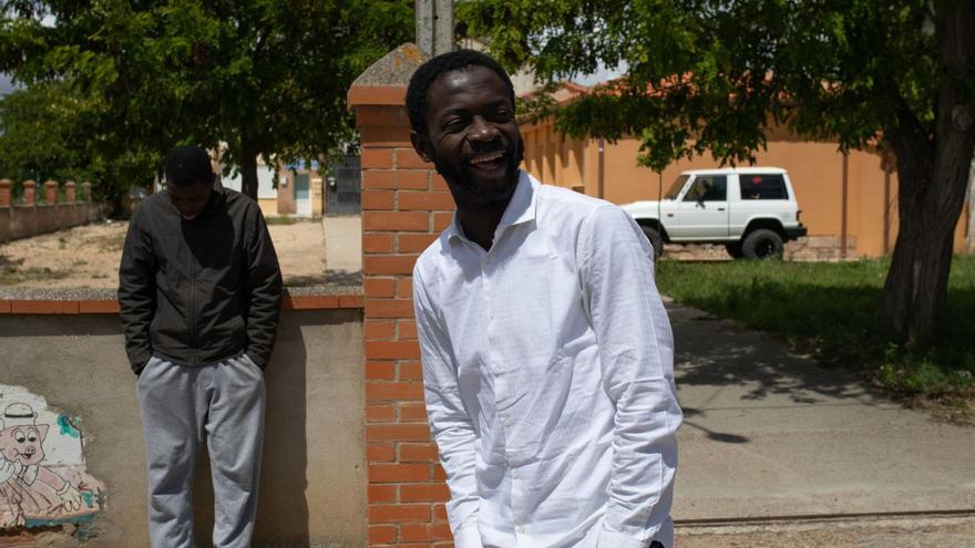 Ismael (izquierda) y Abou en una calle del pueblo zamorano en el que han iniciado una nueva vida.