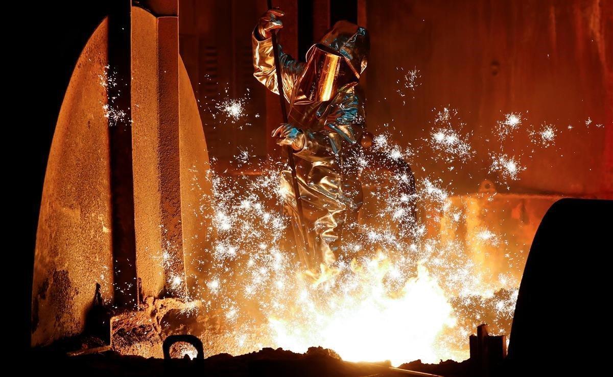 Un trabajador siderúrgico de la empresa ThyssenKrupp AG, en el alto horno de la fábrica de acero más grande de Alemania, en Duisburg.