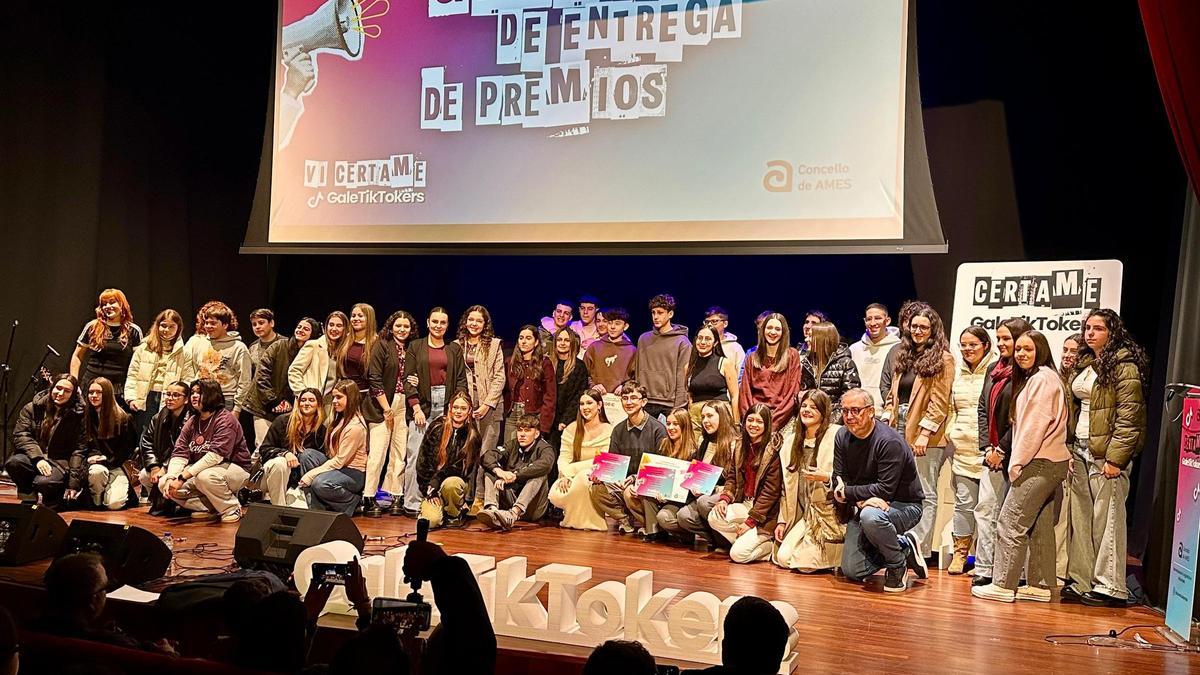 Fotografía de familia dos creadores premiados no certame Galetiktokers 2025