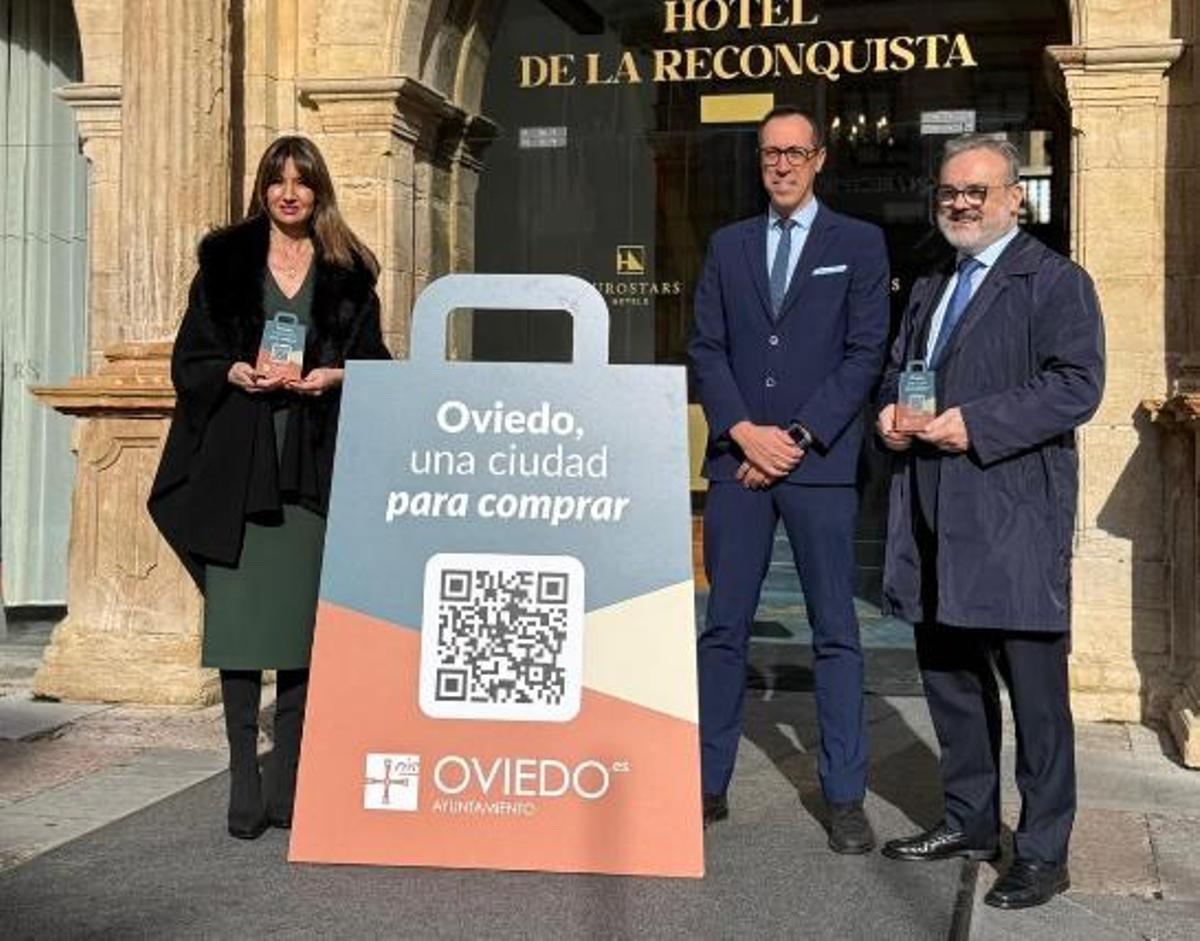 Leticia González, concejala de Economía, y Alfredo Quintana, concejal de Turismo, durante la presentación en el Hotel de la Reconquista.
