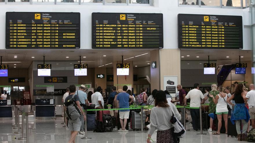 Domingo de resaca en el aeropuerto de Ibiza tras el caos aéreo