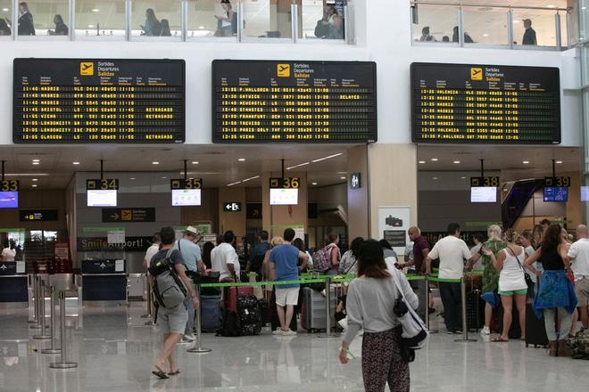 Domingo de resaca en el aeropuerto de Ibiza tras el caos aéreo