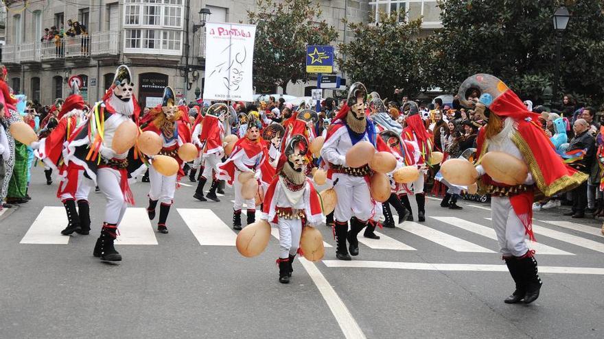 Pantallas en desfile por Xinzo de Limia. // Iñaki Osorio