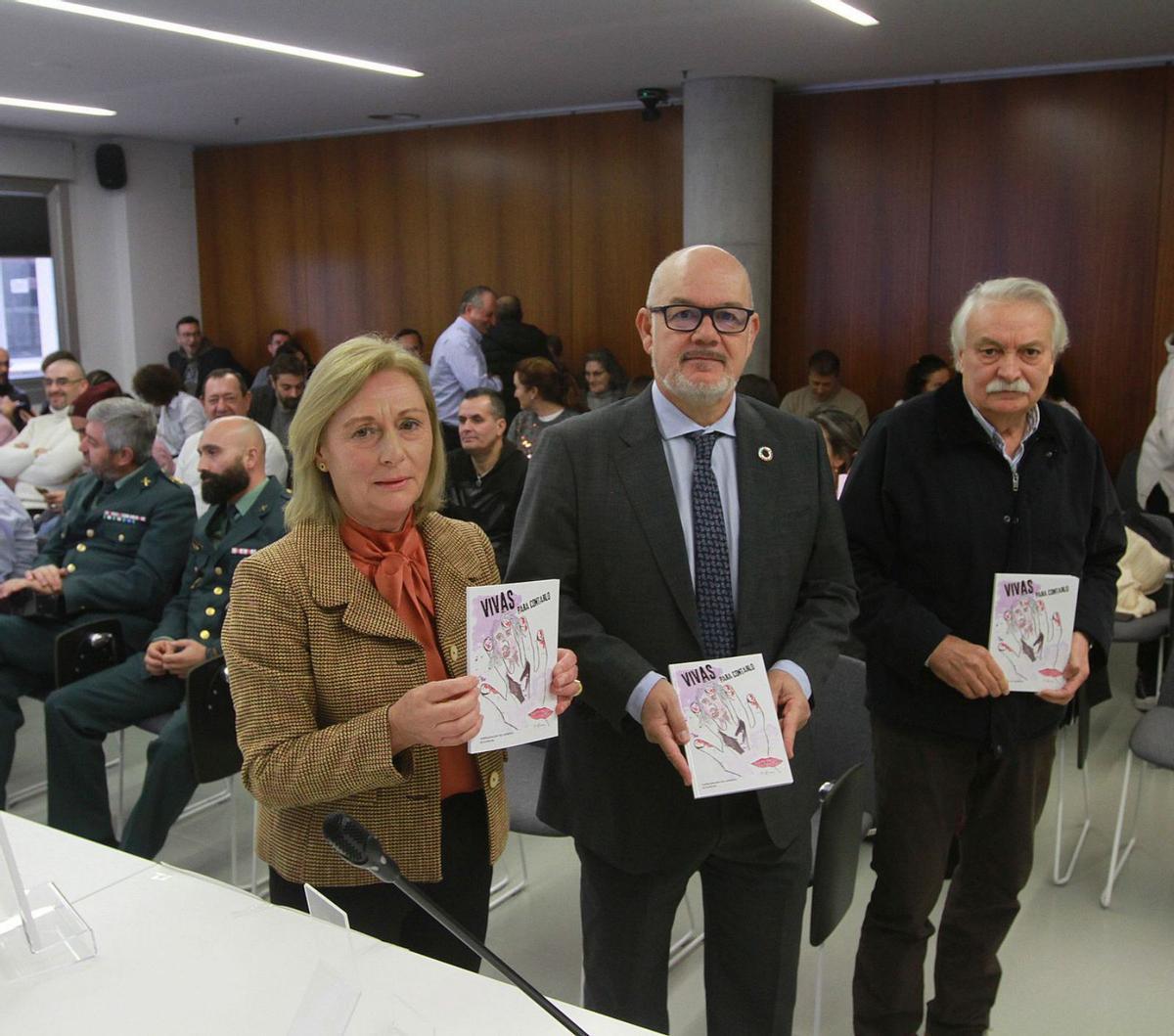 Alida Iglesias, Eladio Santos y el ilustrador Emilio González, en la presentación del libro. | Iñaki Osorio