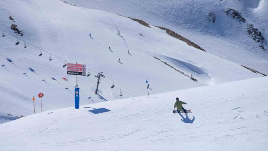 Una persona disfruta del esquí en la pista de Astún