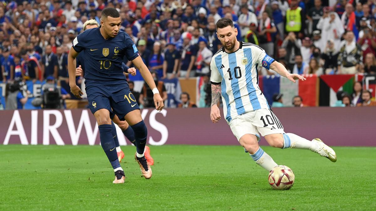 Messi controla el balón ante Mbappé en la final del Mundial entre Argentina y Francia.