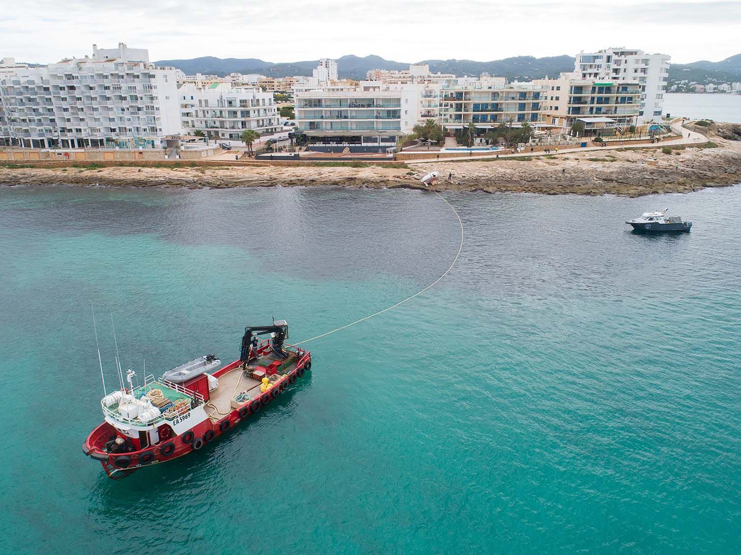 Retiran un velero varado en una cala de Ibiza desde septiembre.