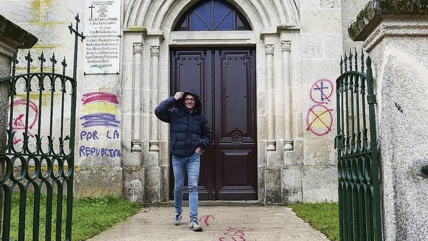 Un viandante ante la iglesia del concello ourensano de Maside, ayer . // Brais Lorenzo