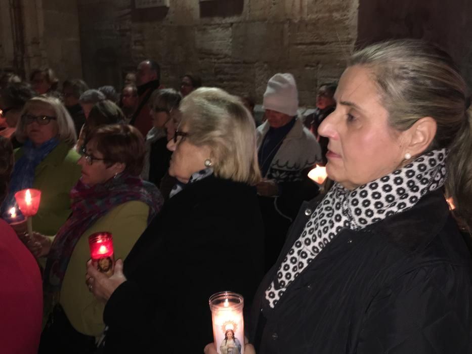 Avemarías y padresnuestros junto a la Cruz