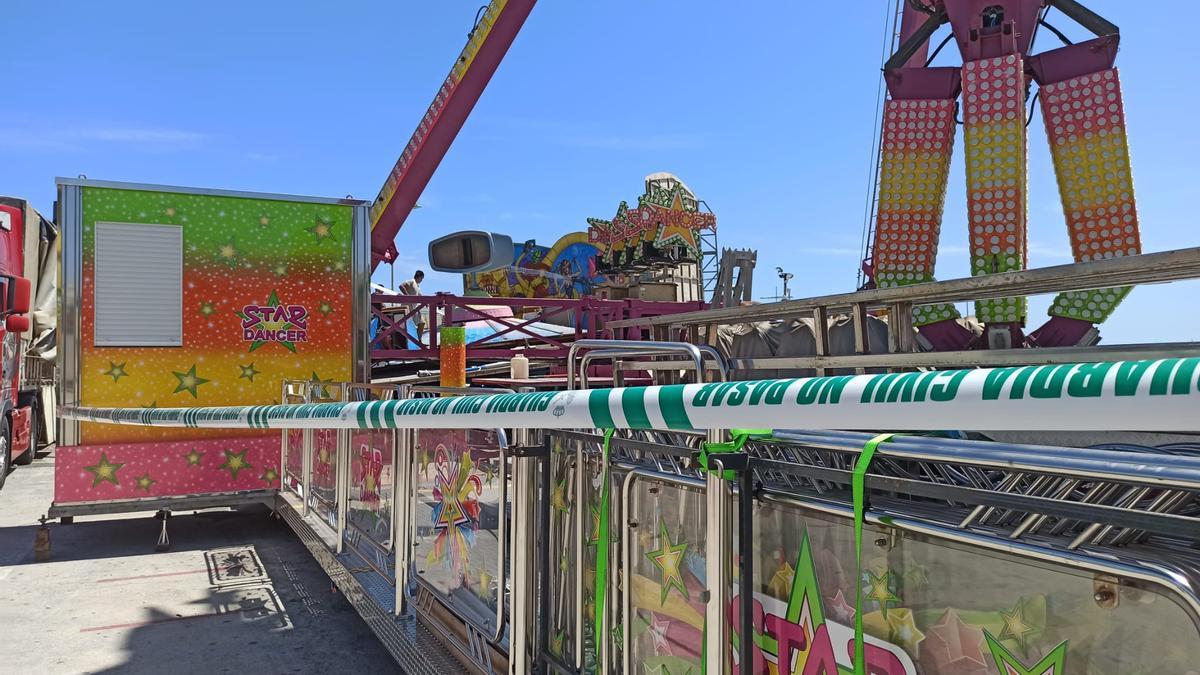 Imagen de la instación a medio montar precintada por la Guardia Civil en la feria de atracciones de Torrevieja